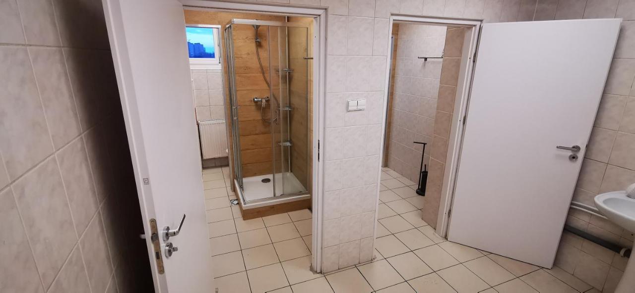 Hostel Powstaniec Wola - Private Rooms Varsovia Exterior foto