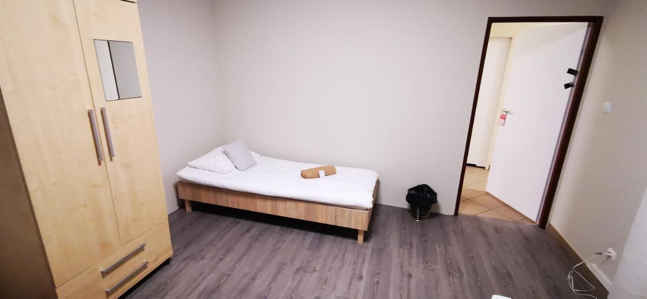 Hostel Powstaniec Wola - Private Rooms Varsovia Exterior foto