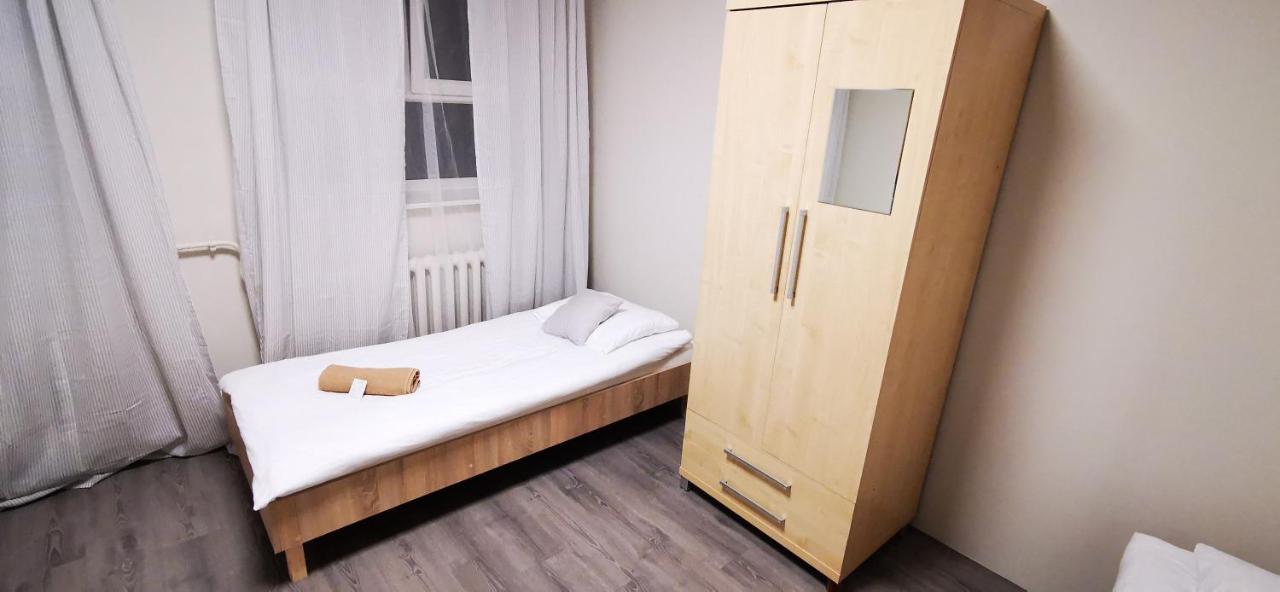 Hostel Powstaniec Wola - Private Rooms Varsovia Exterior foto