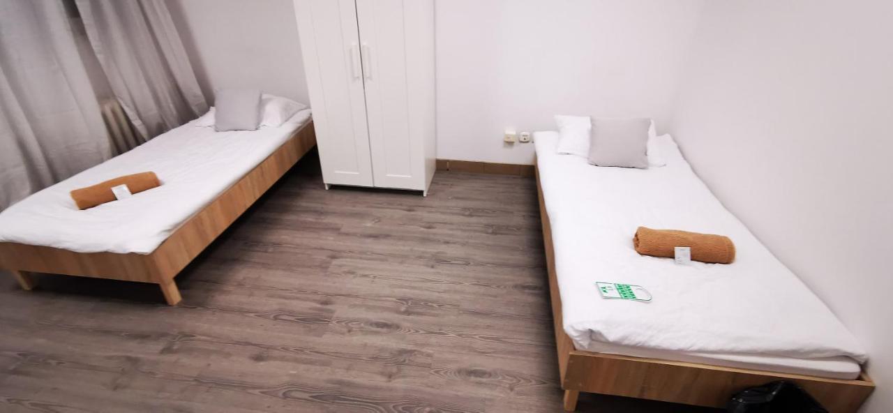 Hostel Powstaniec Wola - Private Rooms Varsovia Exterior foto